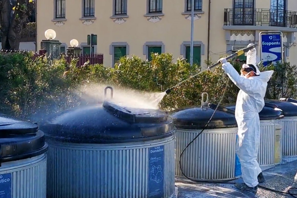 Disinfection of waste bins in Porto